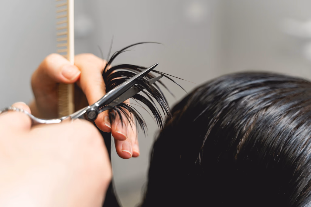 Haarschnitt mit der Schere